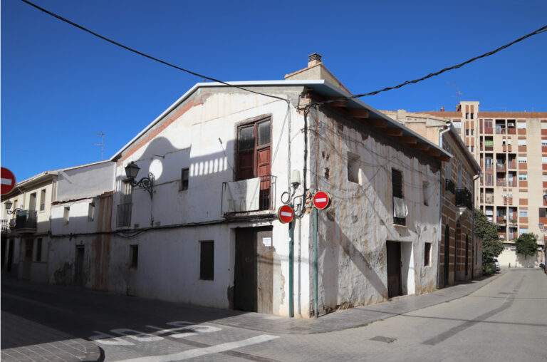 Antigua casa de labranza en la calle Mosén Rausell. Pueblo de Campanar-Valencia.