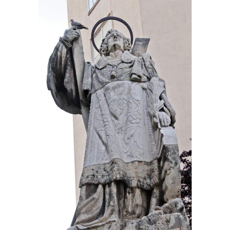 Estatua de San Vicente Mártir